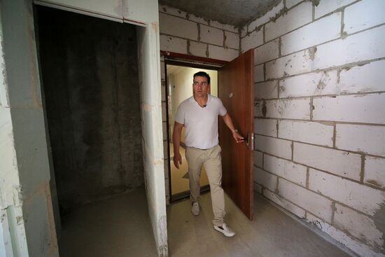 Luger Albert Demchenko shows journalists flat he received as a gift
