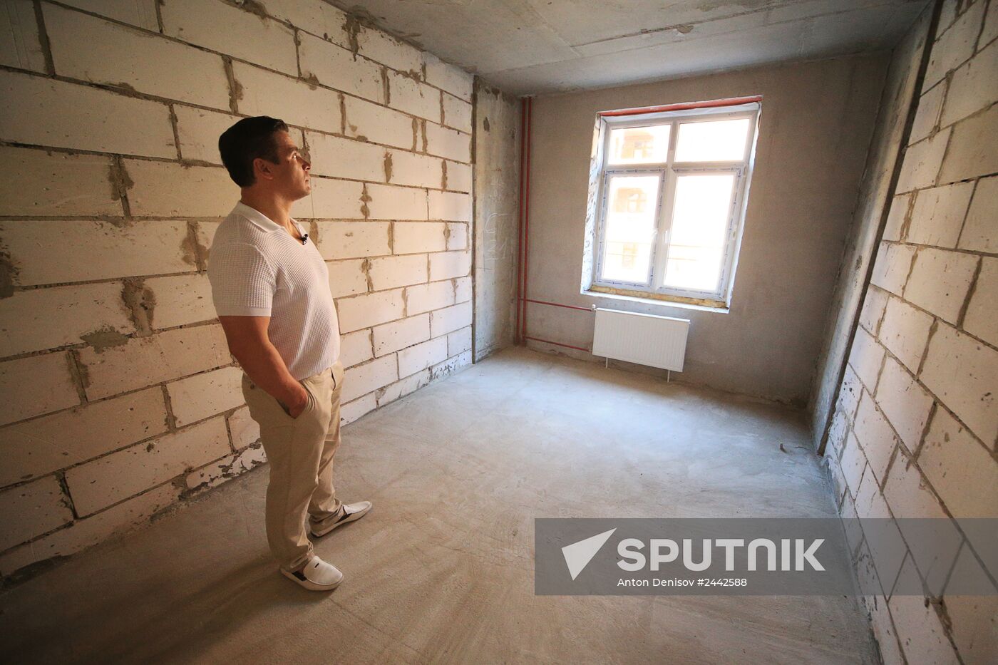 Luger Albert Demchenko shows journalists flat he received as a gift