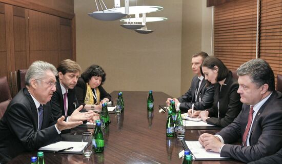 Ukrainian President Elect Petro Poroshenko meets with top officials in Poland
