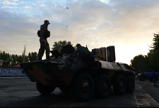 Self-defense forces establish control over Lugansk military base