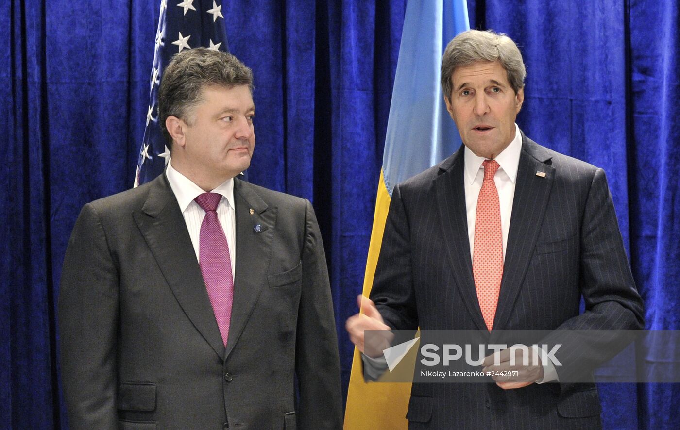 John Kerry meets with Petro Poroshenko