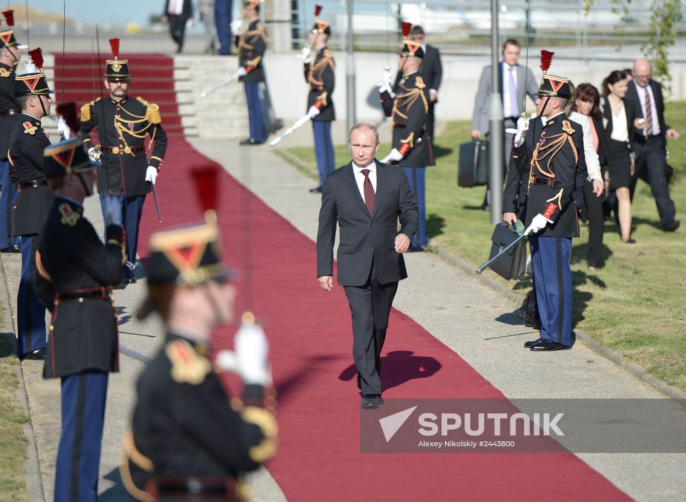 Vladimir Putin visits France
