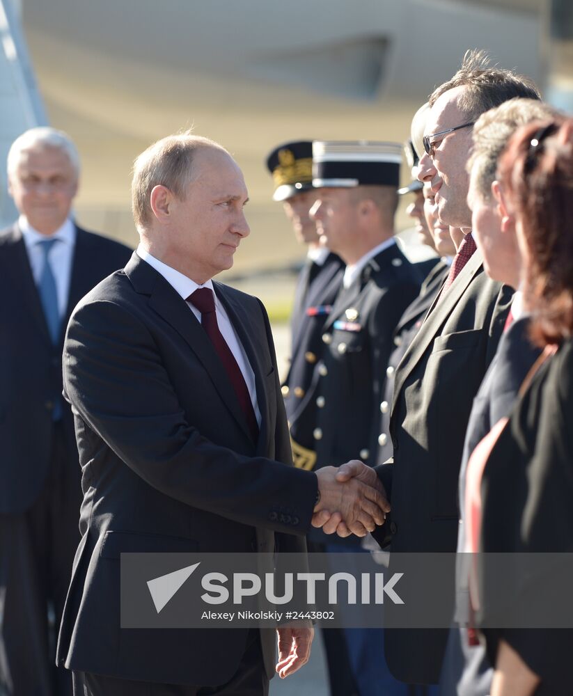 Vladimir Putin visits France