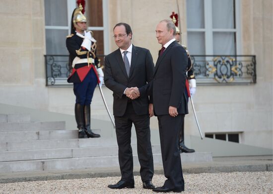 Vladimir Putin visits France