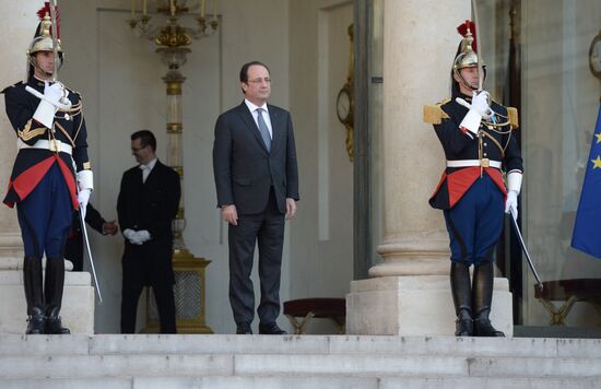 Vladimir Putin visits France