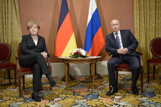 Vladimir Putin visits France