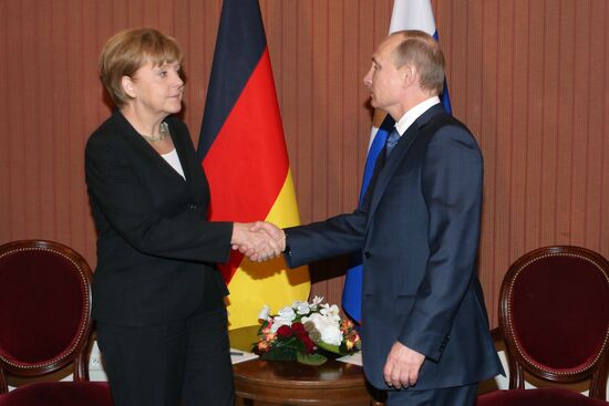 Vladimir Putin visits France