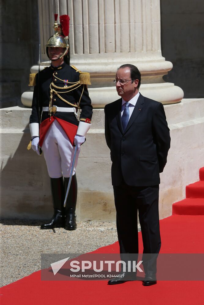 Vladimir Putin visits France