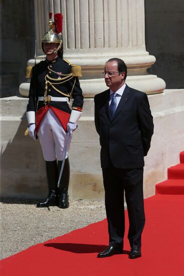 Vladimir Putin visits France