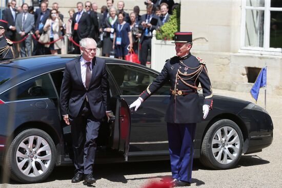 Vladimir Putin visits France