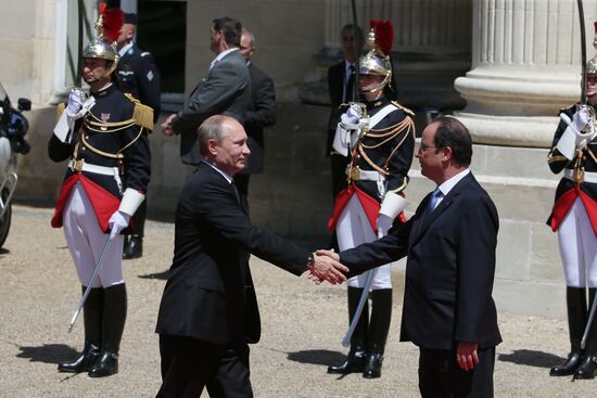 Vladimir Putin visits France