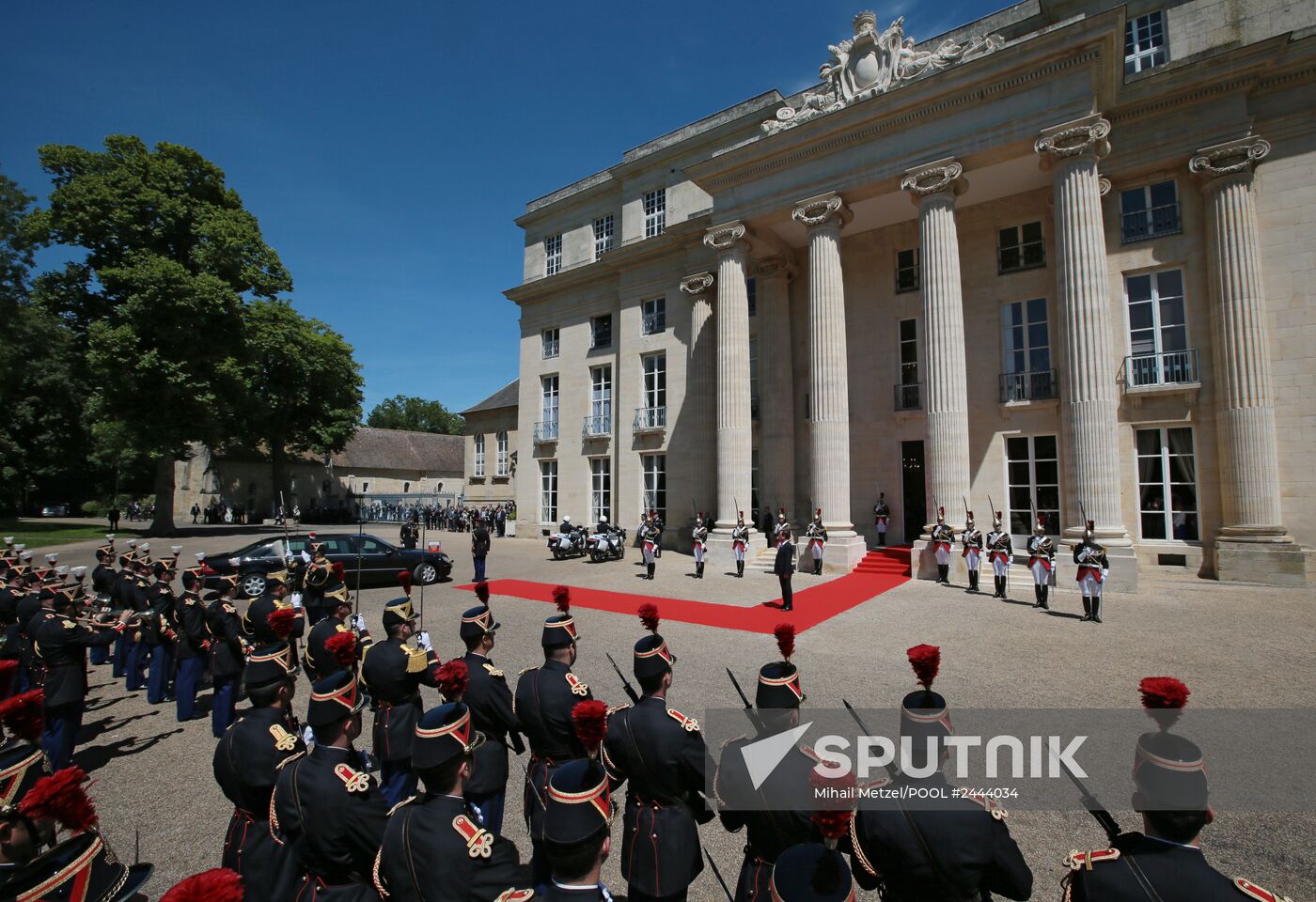 Vladimir Putin visits France