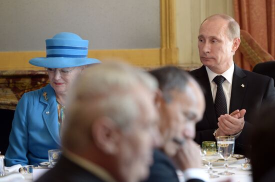 Vladimir Putin visits France