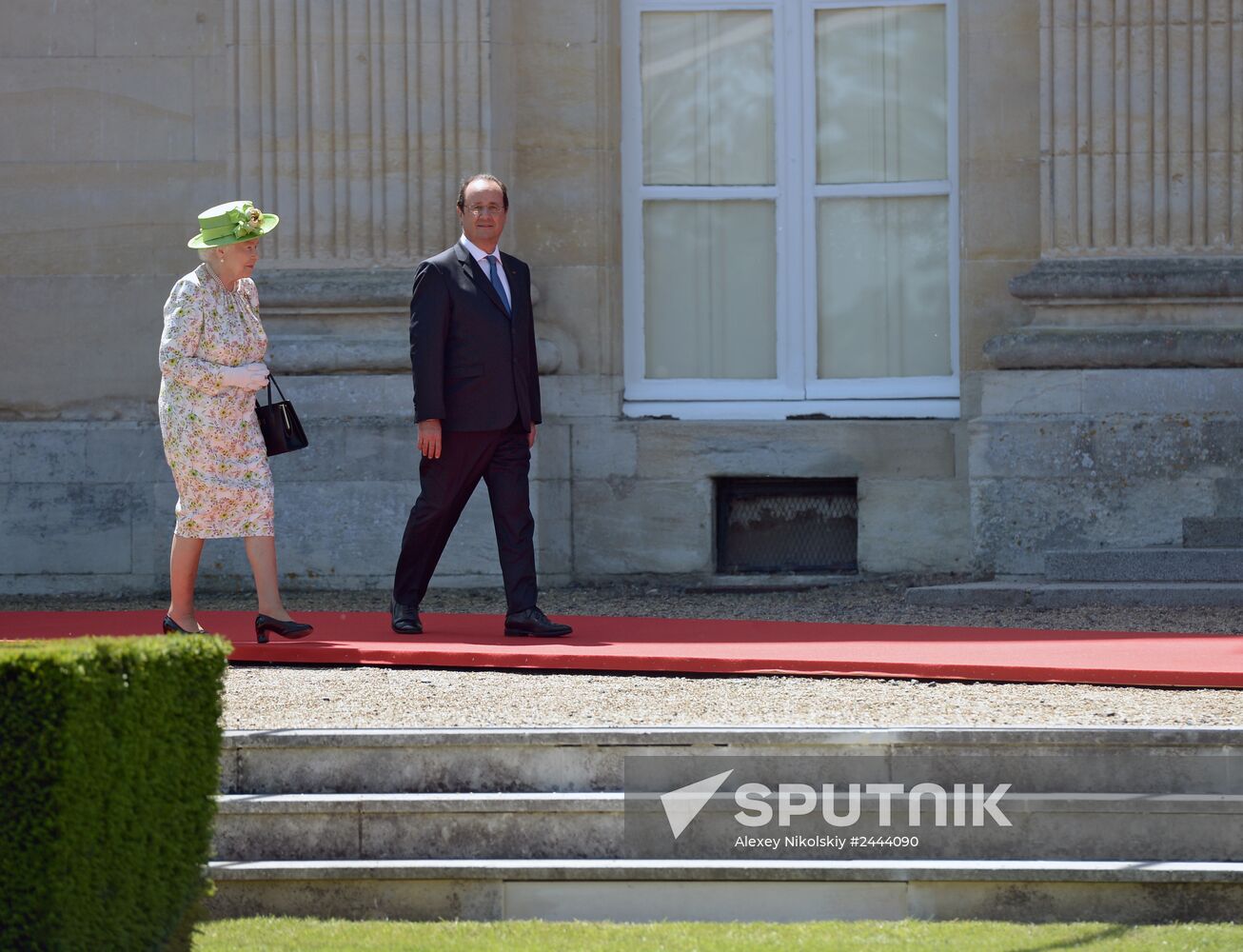 Vladimir Putin visits France