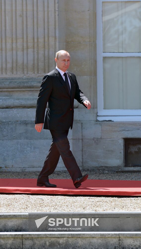 Vladimir Putin visits France