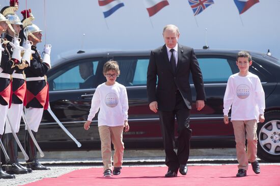 Vladimir Putin visits France