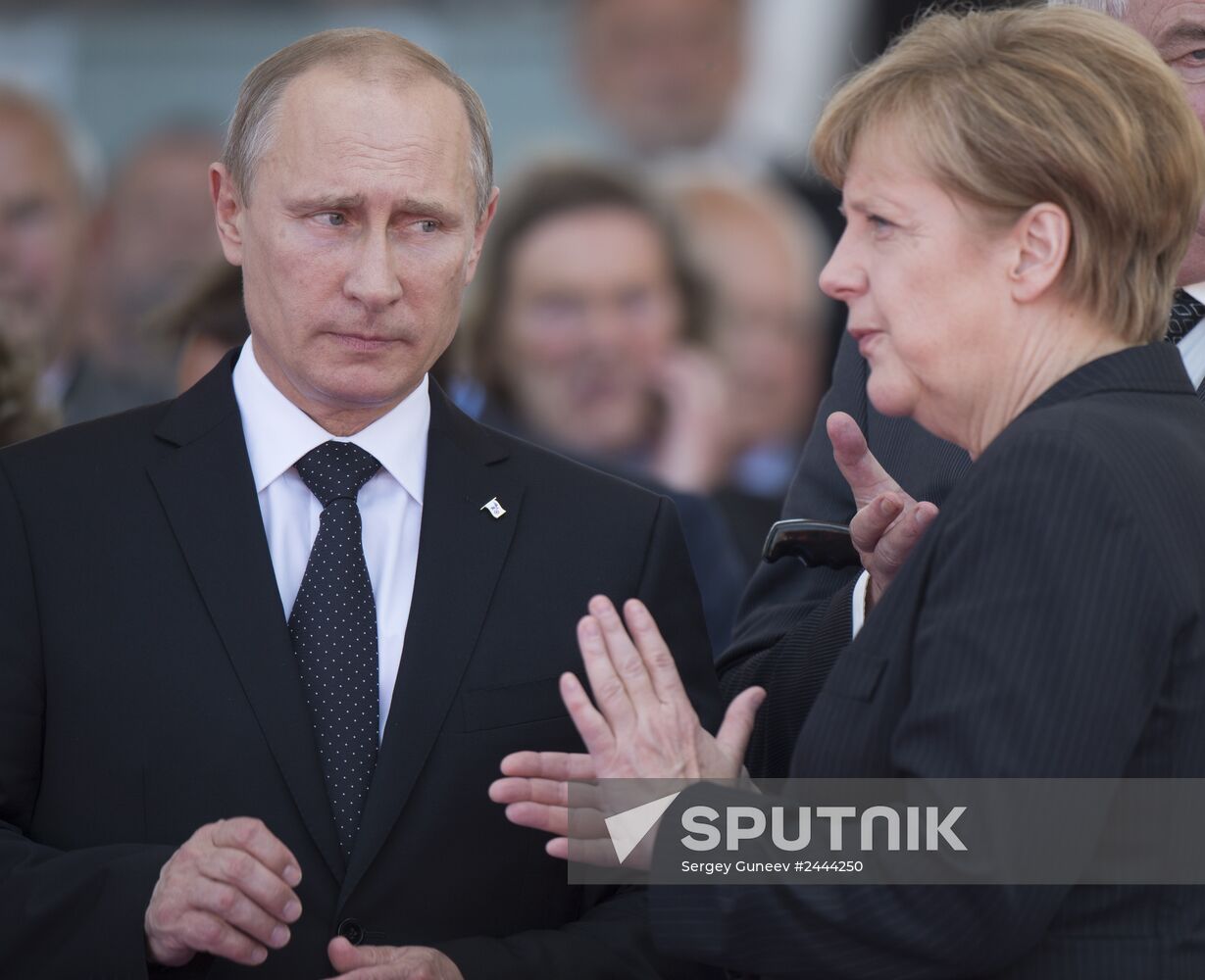 Vladimir Putin visits France