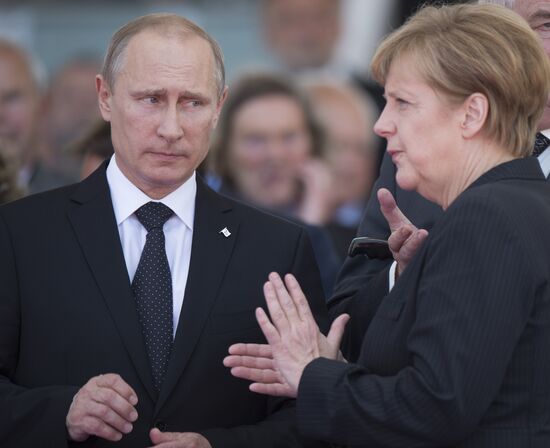 Vladimir Putin visits France