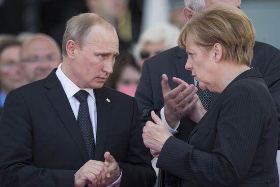Vladimir Putin visits France