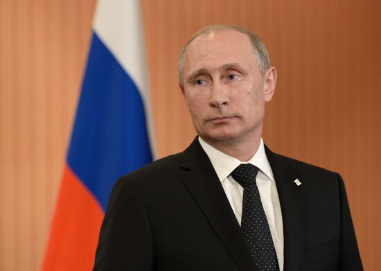 Vladimir Putin visits France