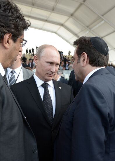 Vladimir Putin visits France