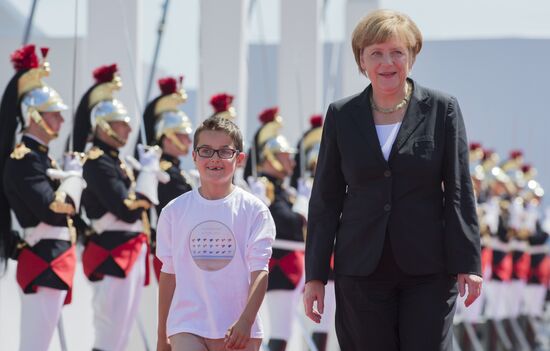 Vladimir Putin visits France