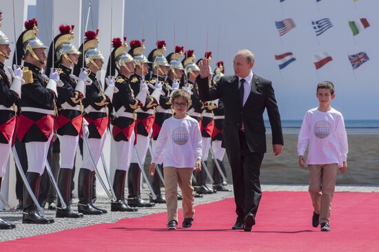 Vladimir Putin visits France