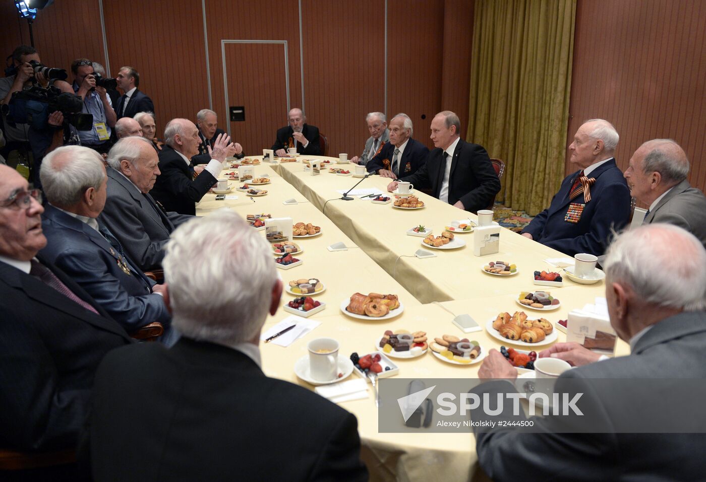 Vladimir Putin visits France
