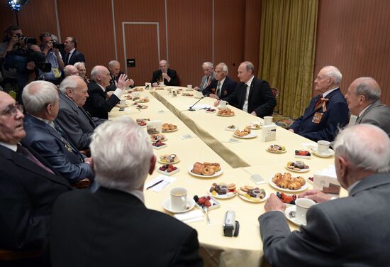 Vladimir Putin visits France
