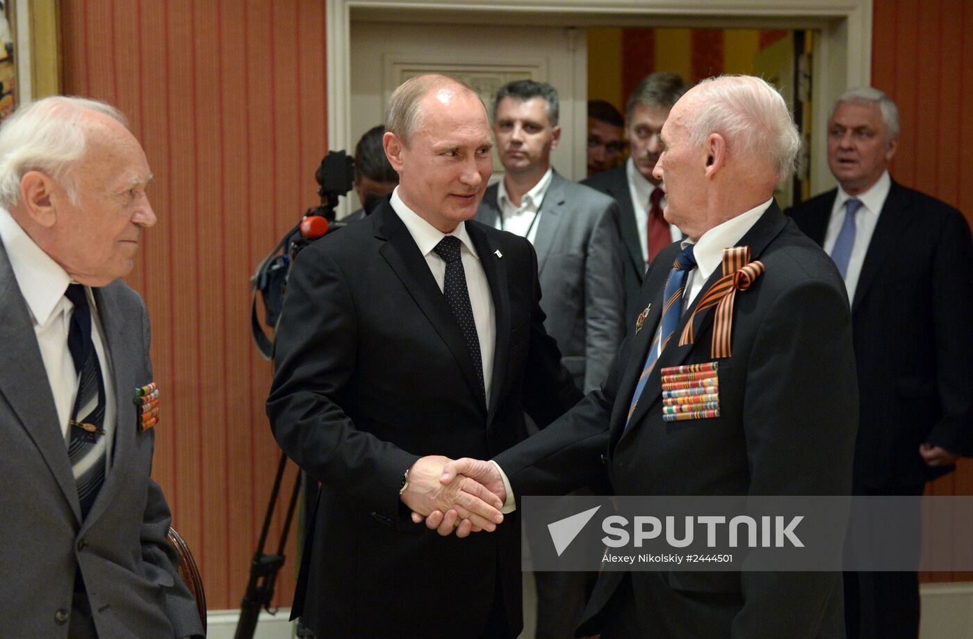 Vladimir Putin visits France