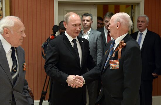 Vladimir Putin visits France
