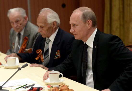 Vladimir Putin visits France
