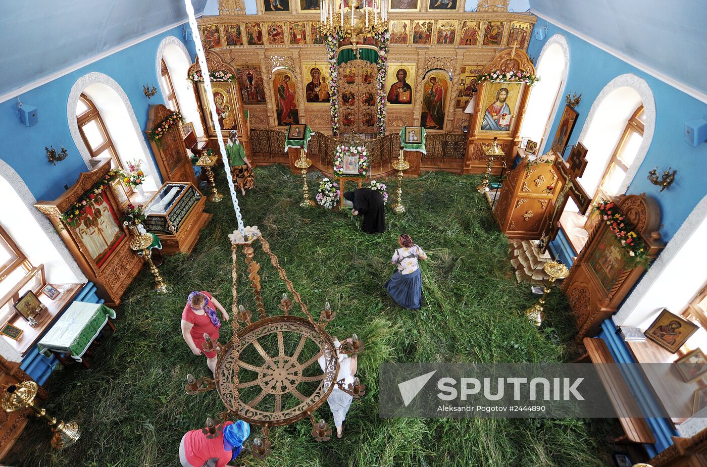 Preparations for Holy Trinity celebrations in Rostov-on-Don