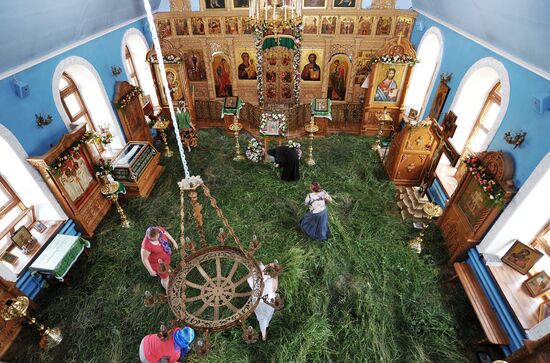 Preparations for Holy Trinity celebrations in Rostov-on-Don