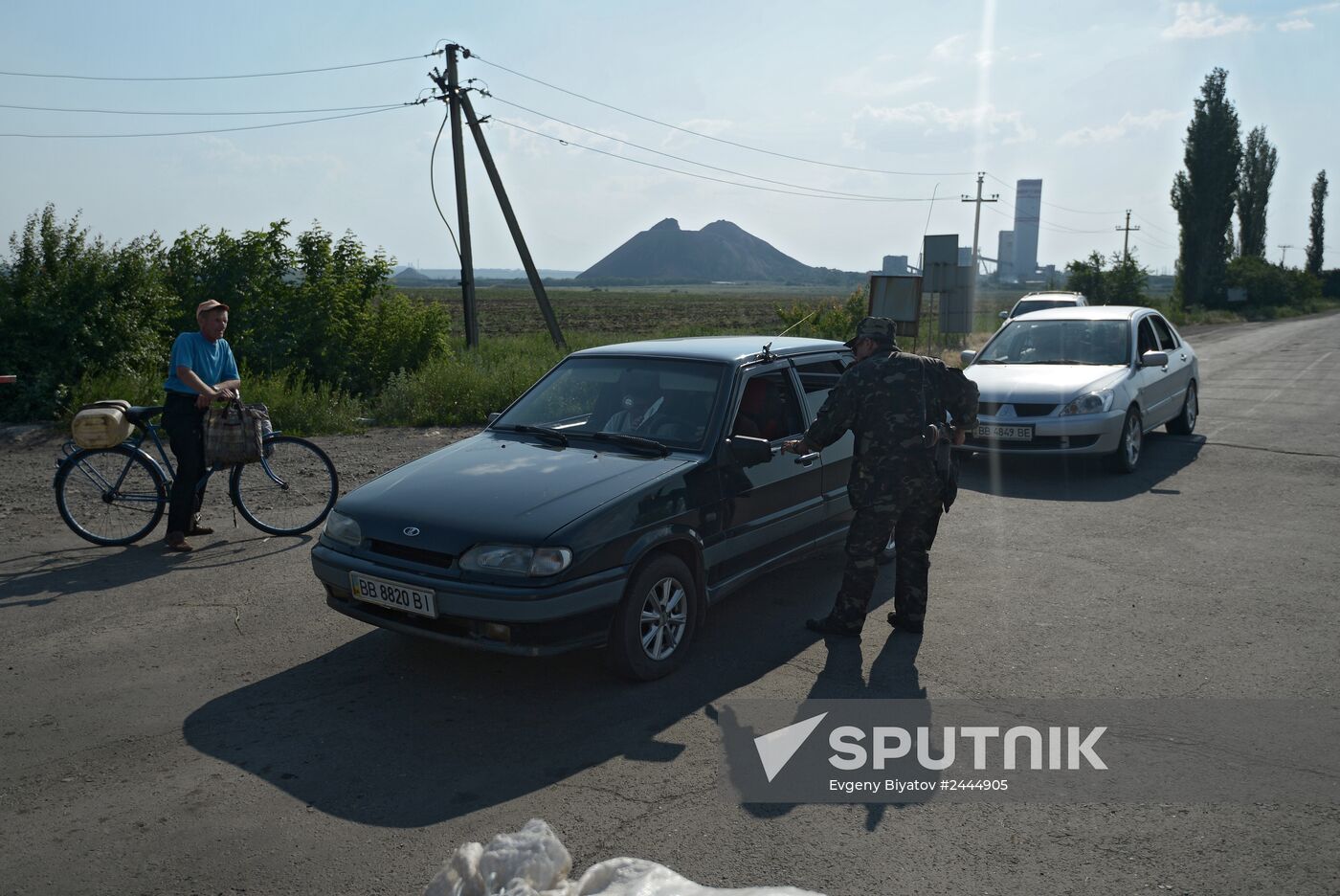 Lugansk Republic's militia at border checkpoint on Lugansk Region's border with Russia