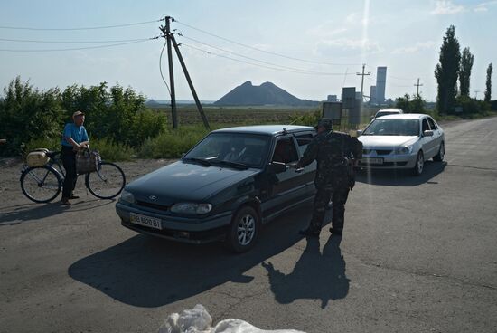 Lugansk Republic's militia at border checkpoint on Lugansk Region's border with Russia