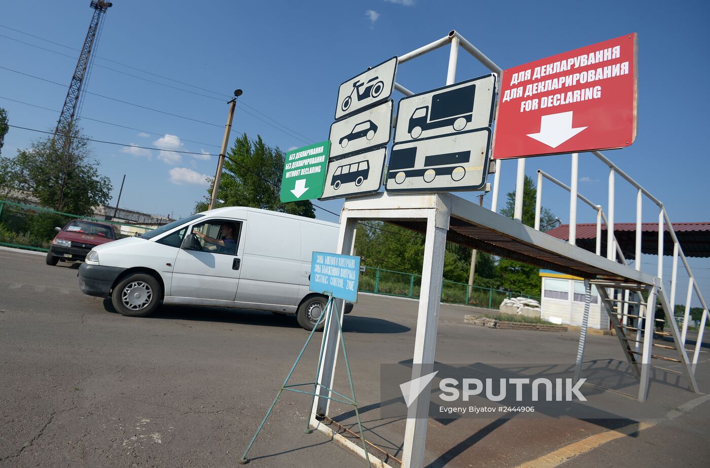 Lugansk Republic's militia at border checkpoint on Lugansk Region's border with Russia