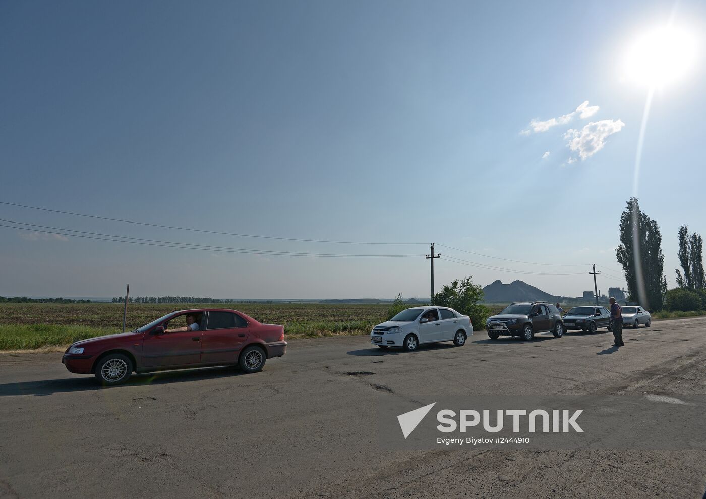 Lugansk Republic's militia at border checkpoint on Lugansk Region's border with Russia