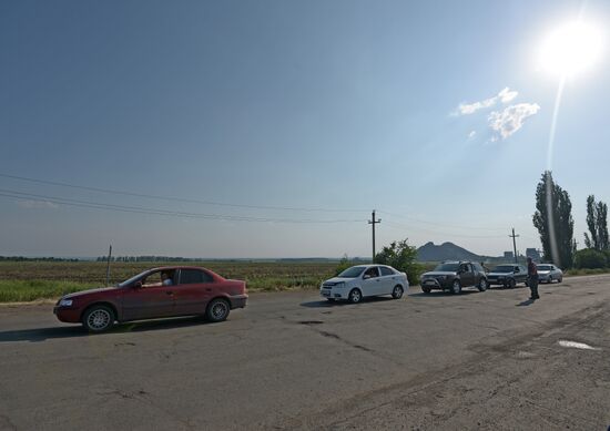 Lugansk Republic's militia at border checkpoint on Lugansk Region's border with Russia