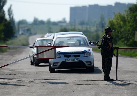 Lugansk Republic's militia at border checkpoint on Lugansk Region's border with Russia