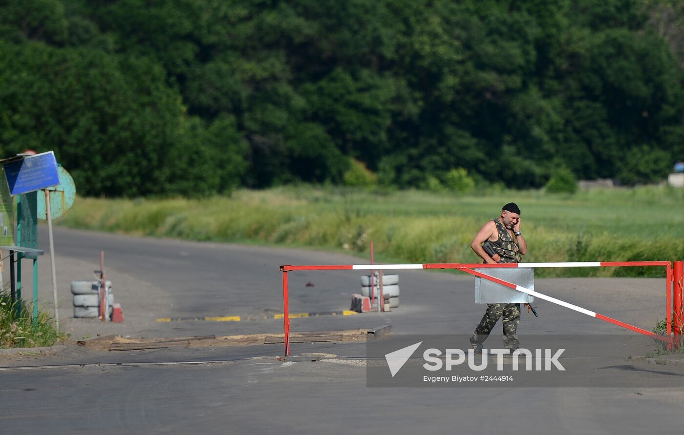 Lugansk Republic's militia at border checkpoint on Lugansk Region's border with Russia