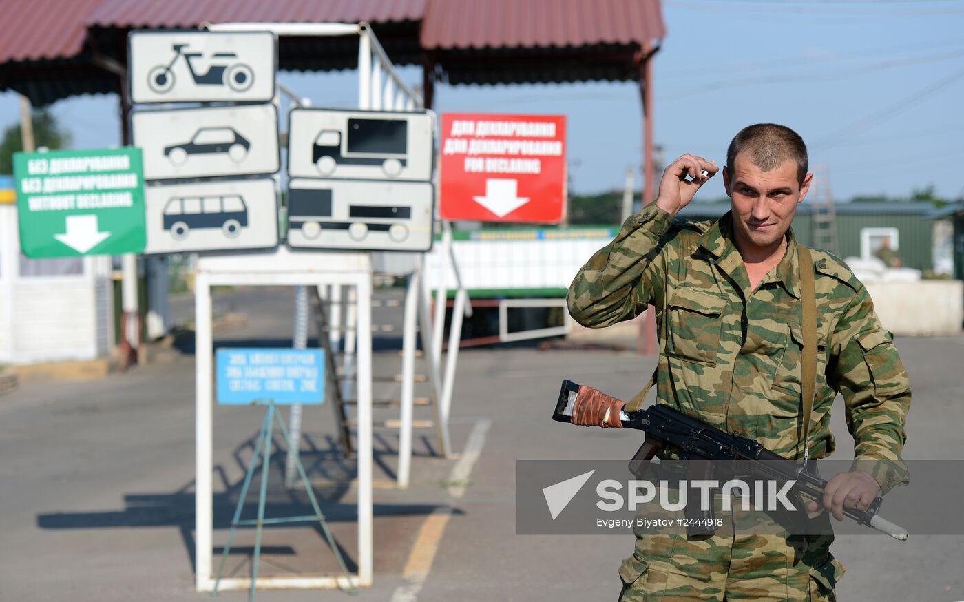 Lugansk Republic's militia at border checkpoint on Lugansk Region's border with Russia