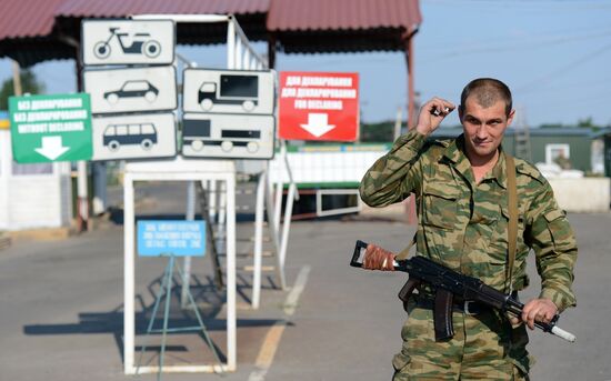 Lugansk Republic's militia at border checkpoint on Lugansk Region's border with Russia