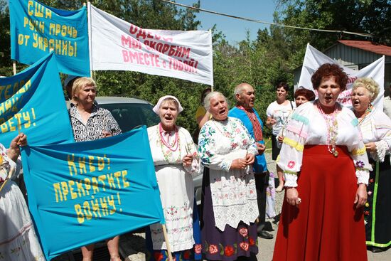 Protest at Ukrainian embassy in Bishkek against military operation in south-eastern Ukraine