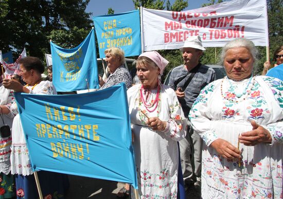 Protest at Ukrainian embassy in Bishkek against military operation in south-eastern Ukraine