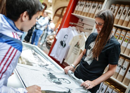 Vse Putem T-shirts depicting Vladimir Putin available for sale in Moscow