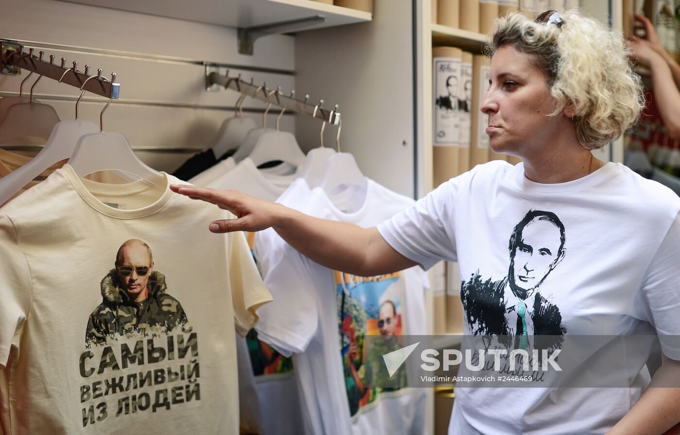 Vse Putem t-shirts depicting Vladimir Putin available for sale in Moscow