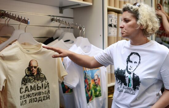 Vse Putem t-shirts depicting Vladimir Putin available for sale in Moscow