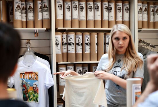 Vse Putem t-shirts depicting Vladimir Putin available for sale in Moscow