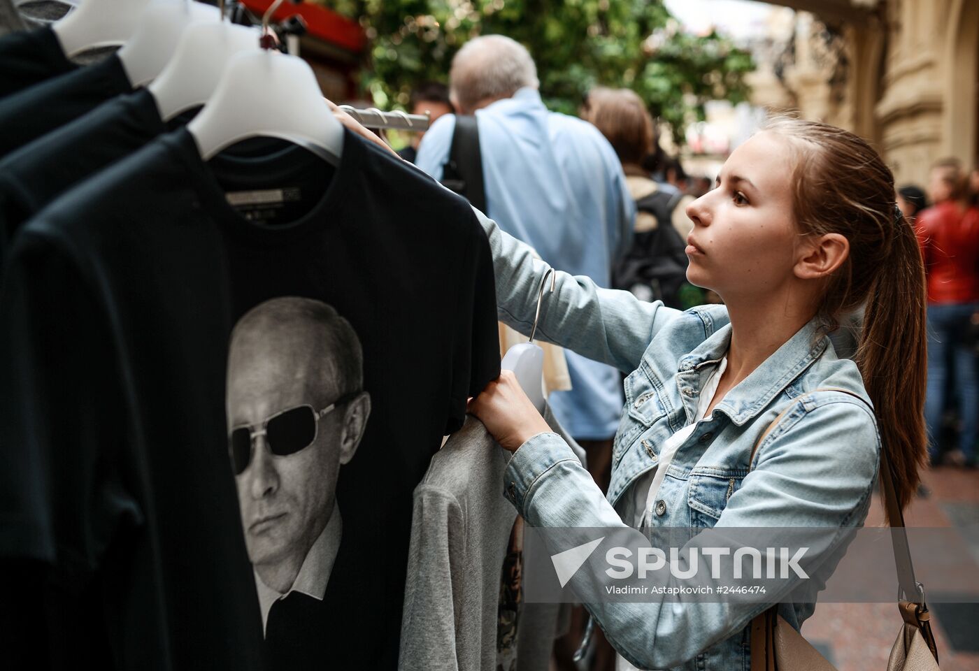Vse Putem t-shirts depicting Vladimir Putin available for sale in Moscow